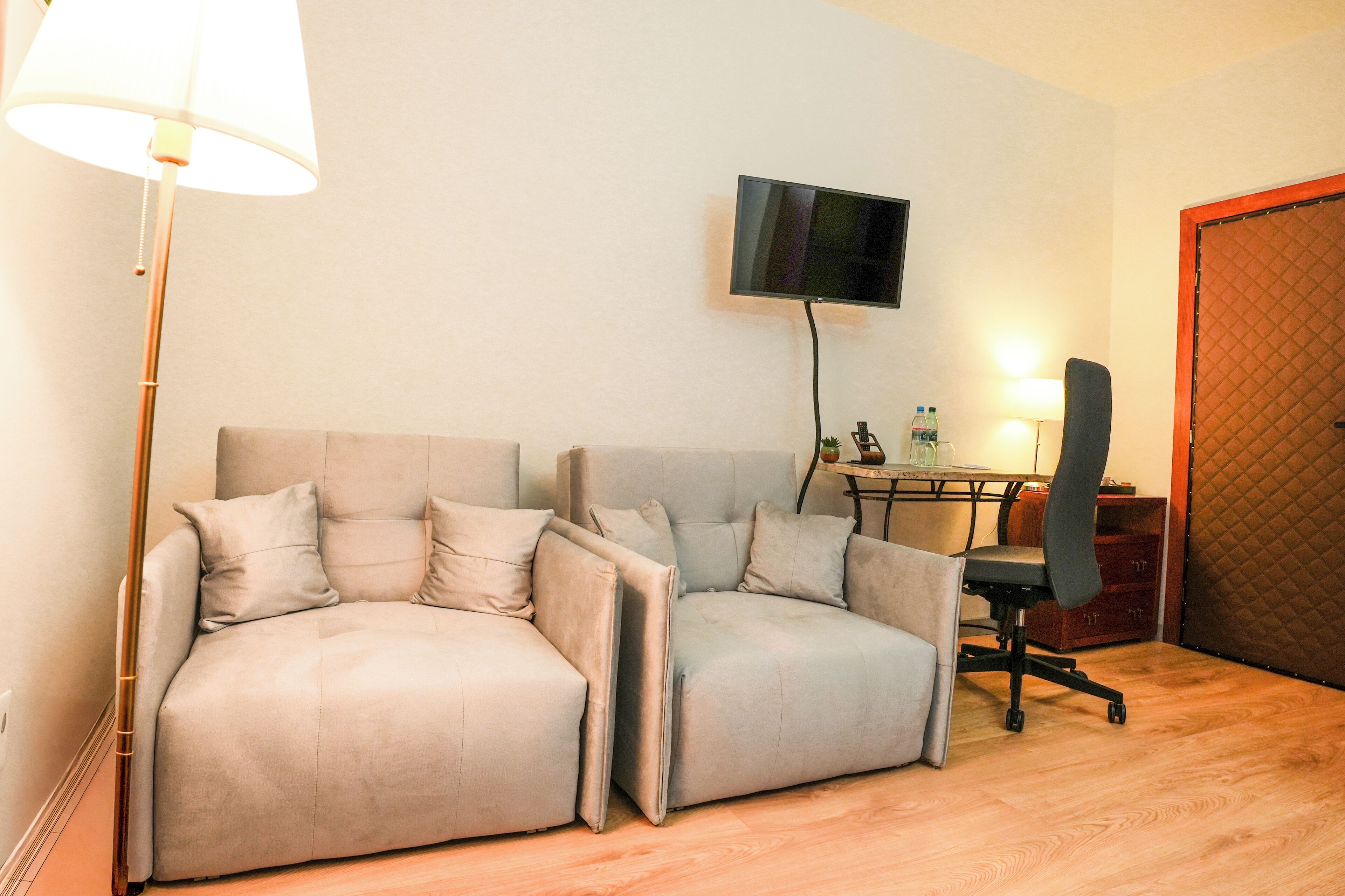 Quarto casal standard | Edredons de pluma, camas Select Comfort, cofres nos quartos