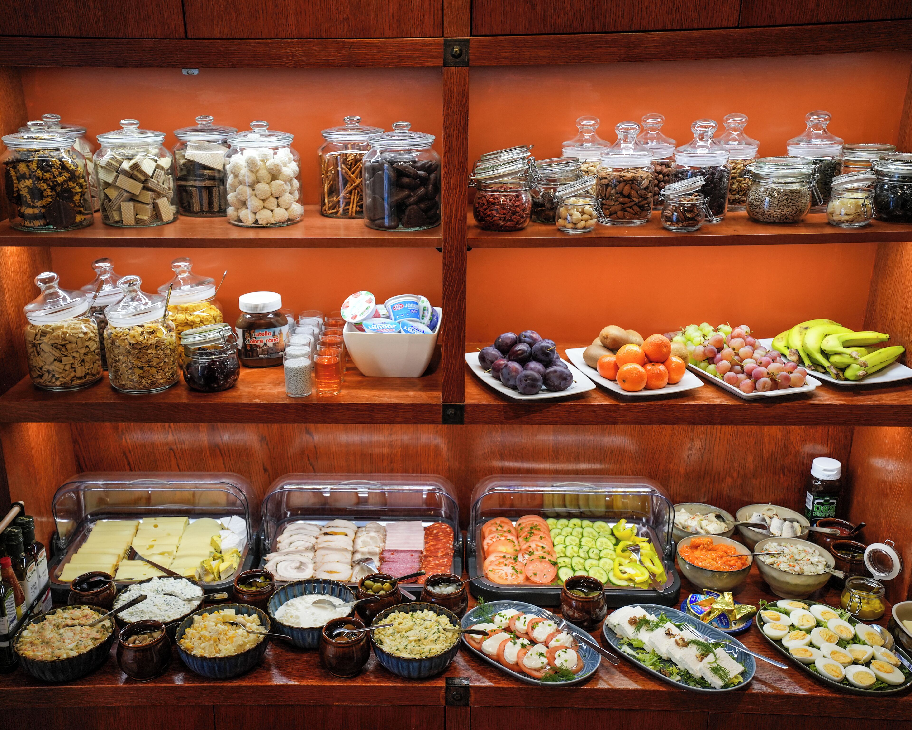 每日供应自助式早餐（每人 PLN 55）