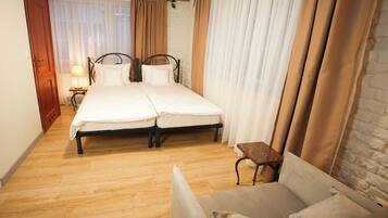 Habitación estándar con 2 camas individuales | Edredón, camas Select Comfort y caja de seguridad en la habitación