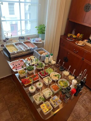 Daily buffet breakfast (PLN 40 per person)