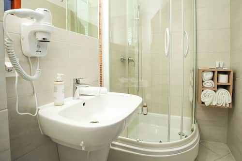 Standard-Doppelzimmer | Badezimmer | Badewanne, Haartrockner, Handtücher, Seife