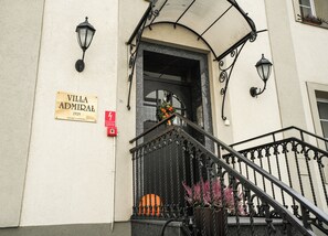 Vista frontal de la propiedad