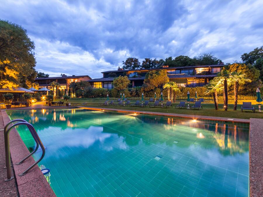 Alberca al aire libre por temporada y sombrillas en la alberca