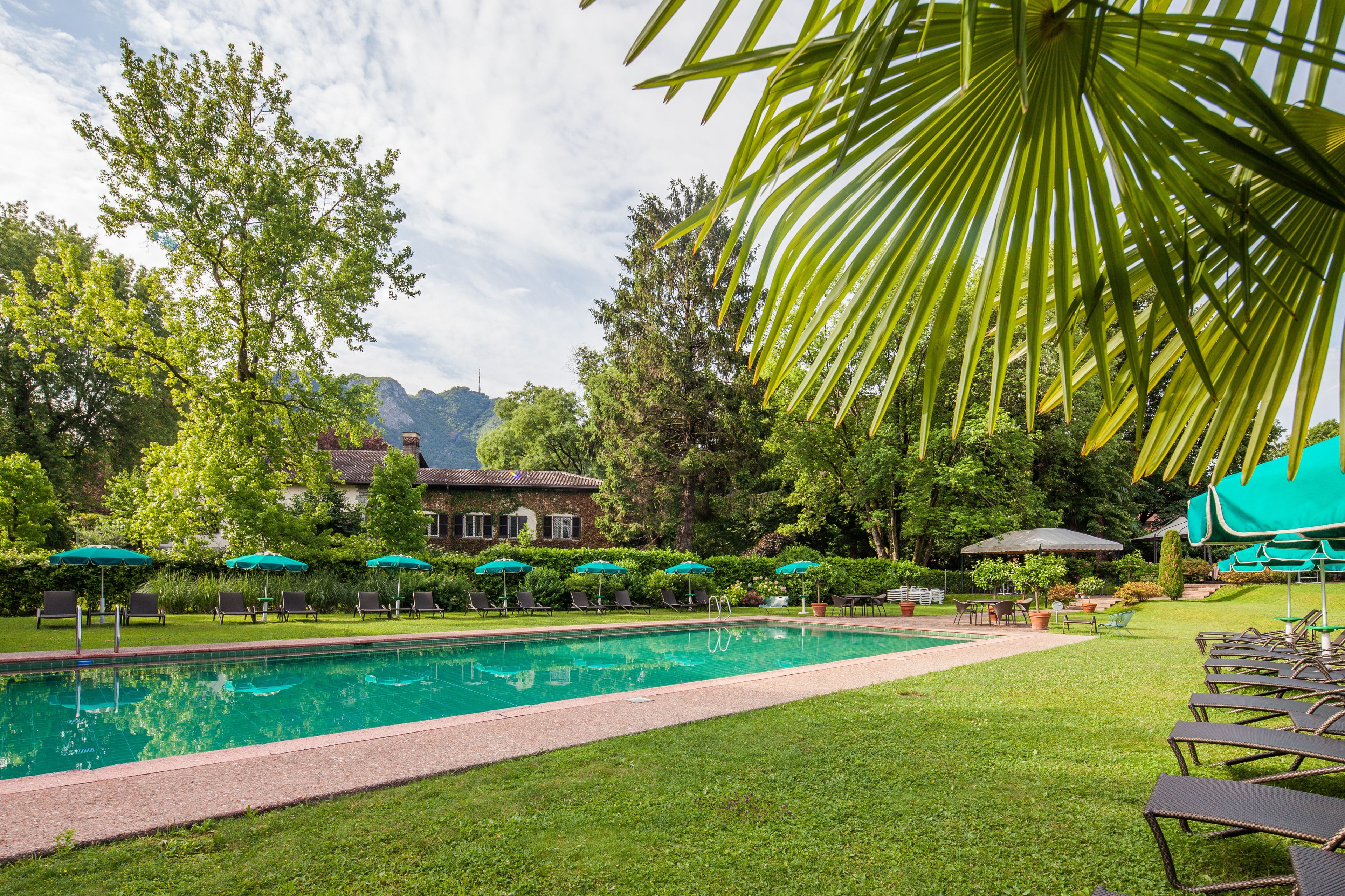 Außenpool (je nach Saison geöffnet), Sonnenschirme, Liegestühle