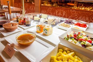 Se ofrece un desayuno bufé (35 CHF por persona)