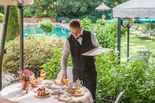 Petit déjeuner servi sur place