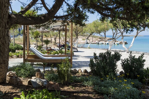 On the beach, sun loungers, beach umbrellas, beach towels - Kalypso Hotel (Paros)