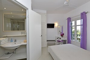Egyptian cotton sheets, premium bedding, in-room safe, soundproofing - Kalypso Hotel (Paros)