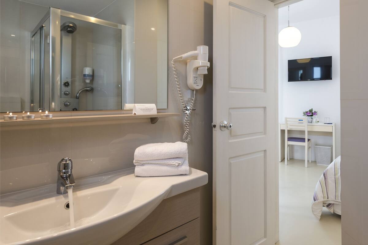 studio, kitchenette, sea view | bathroom | shower, hydromassage showerhead, free toiletries, hair dryer