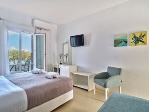 Egyptian cotton sheets, premium bedding, in-room safe, soundproofing - Kalypso Hotel (Paros)
