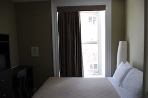 Habitación doble, baño compartido (Shower in Room) | Escritorio, tabla de planchar con plancha, wifi gratis y ropa de cama