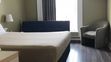 Bureau, fer et planche à repasser, Wi-Fi gratuit, draps fournis