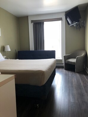 双人房, 1 张双人床和 1 张沙发床, 私人浴室 | 办公桌、熨斗/熨板、免费 WiFi、床单