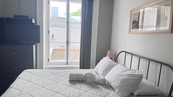 Queen size bed Room, Private Bathroom | Desk, iron/ironing board, free WiFi, bed sheets