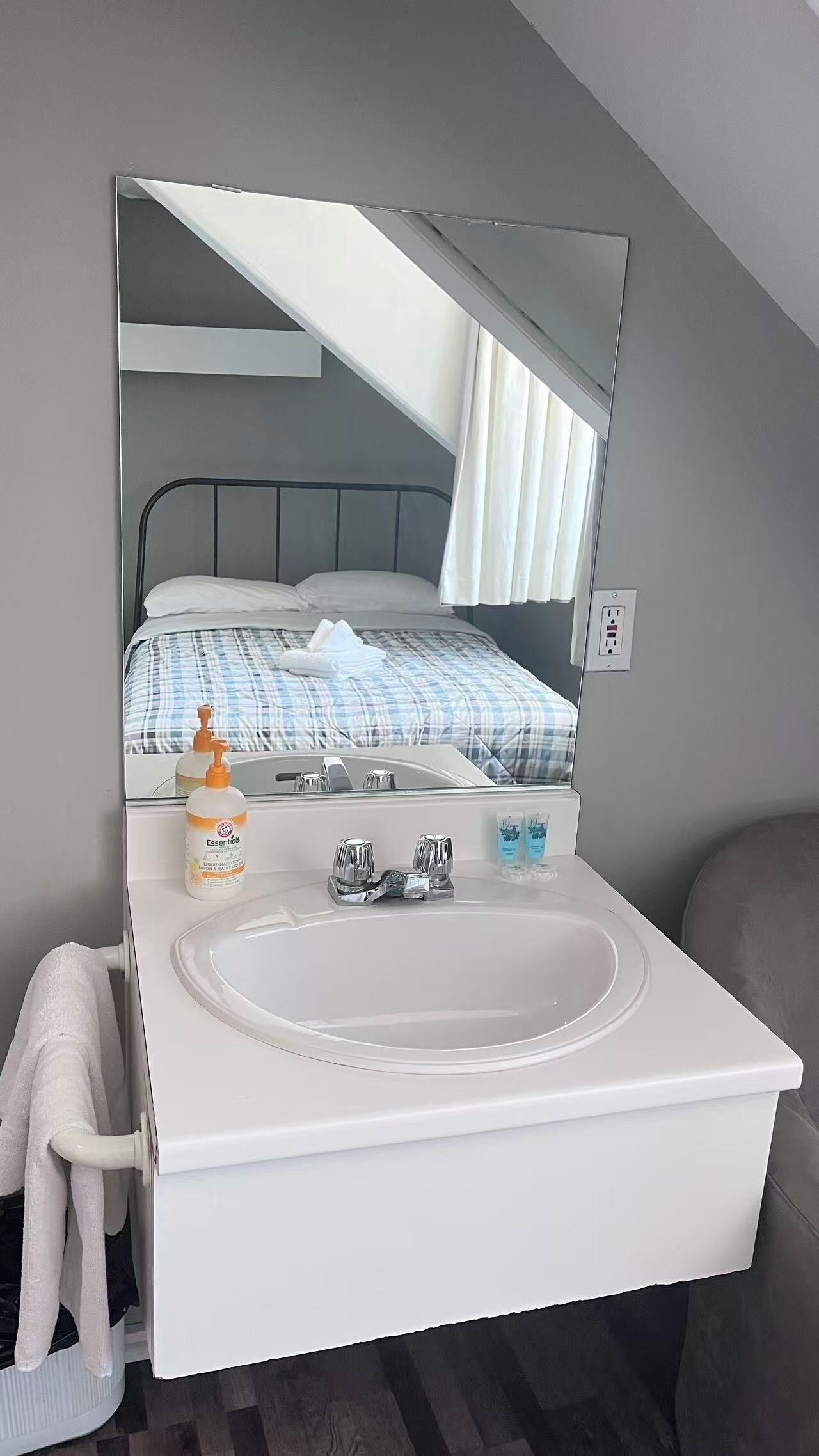 Double size bed Room, Shared Bathroom (Sink in Room) | Desk, iron/ironing board, free WiFi, bed sheets