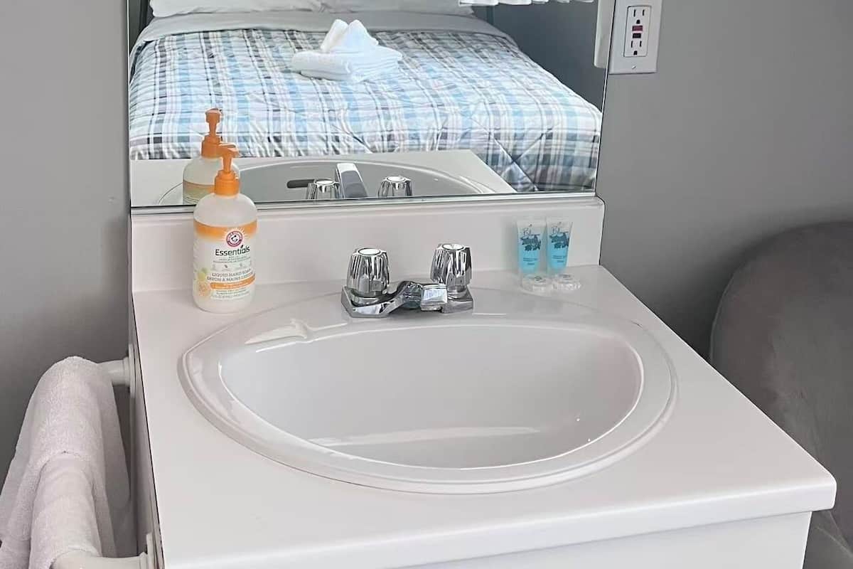 Double size bed Room, Shared Bathroom (Sink in Room) | Desk, iron/ironing board (on request), WiFi (free), bed sheets