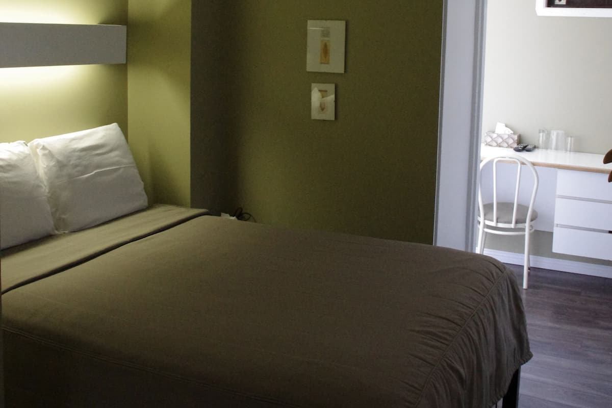 Standaard kamer, privébadkamer | Een bureau, een strijkplank/strijkijzer, gratis wifi, beddengoed