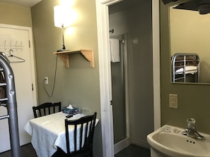 Habitación básica, baño privado | Baño | Amenidades de baño gratuitas y toallas