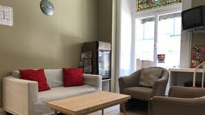Sala de estar com sofá, poltrona e mesa de centro.