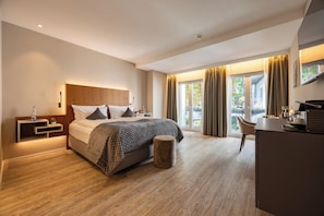 Deluxe double room with balcony | Premium bedding, minibar, in-room safe, desk - MAXIMILIAN MUNICH Apartments & Hotel (Munich)