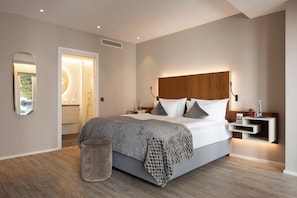 Business tweepersoonskamer | Luxe beddengoed, een minibar, een kluis op de kamer, een bureau
