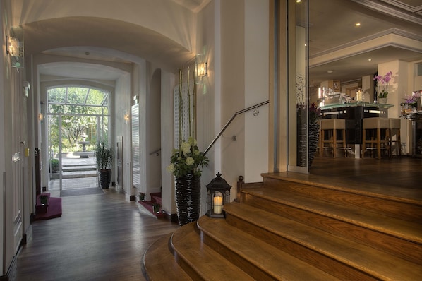 Interior entrance - MAXIMILIAN MUNICH Apartments & Hotel (Munich)