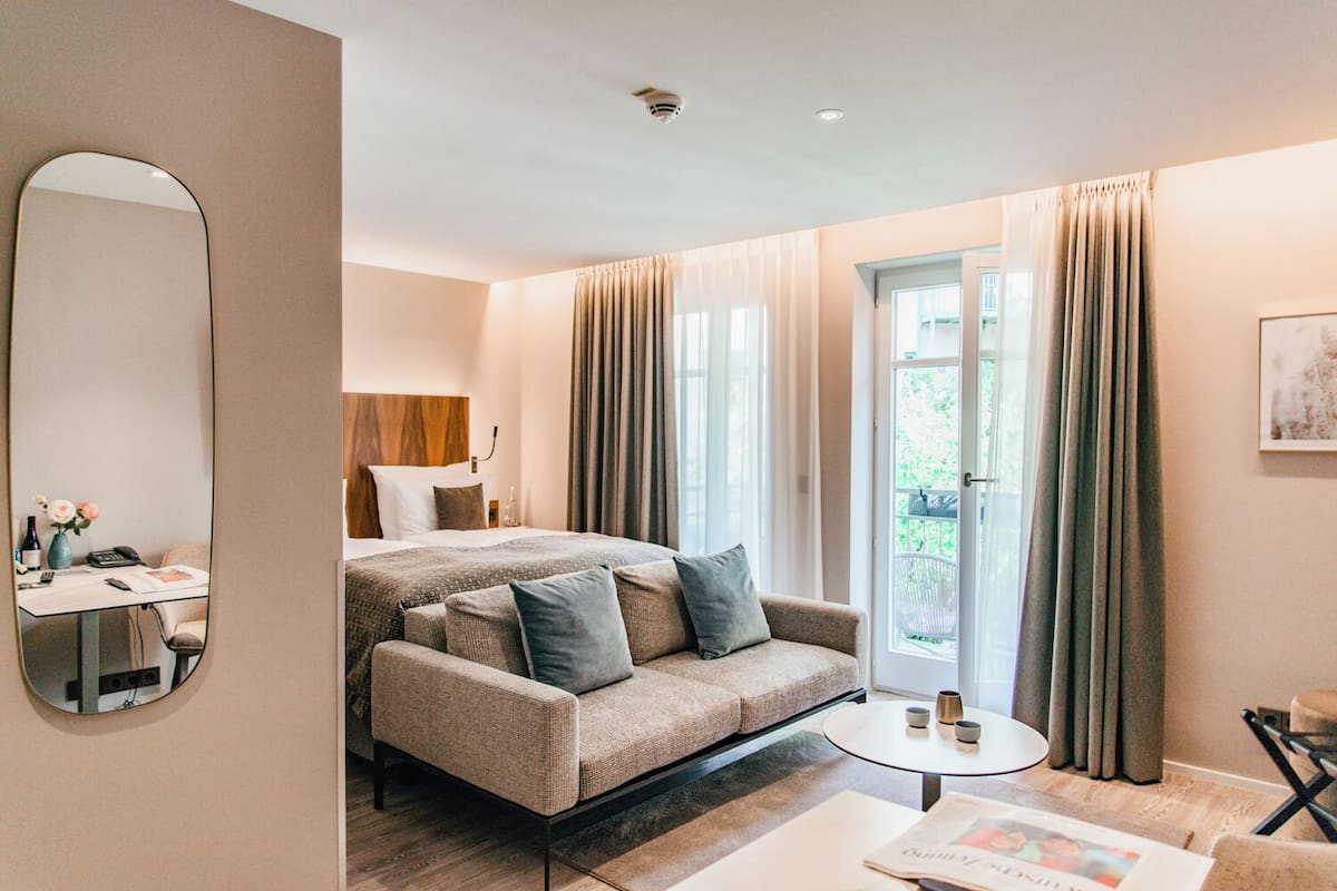 Deluxe Studio, 1 King Bed, Non Smoking, Garden View