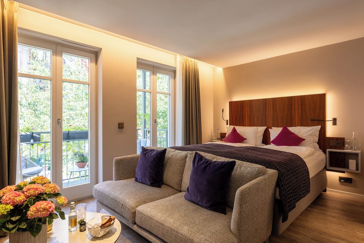 Estúdio luxo, 1 cama King, para não fumantes, vista para o jardim | Roupas de cama de algodão egípcio, roupas de cama premium, frigobar