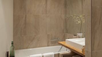 Loft, cuisine (Located at: Guldenberg 6) | Salle de bain | Articles de toilette gratuits, sĂšche-cheveux, serviettes fournies