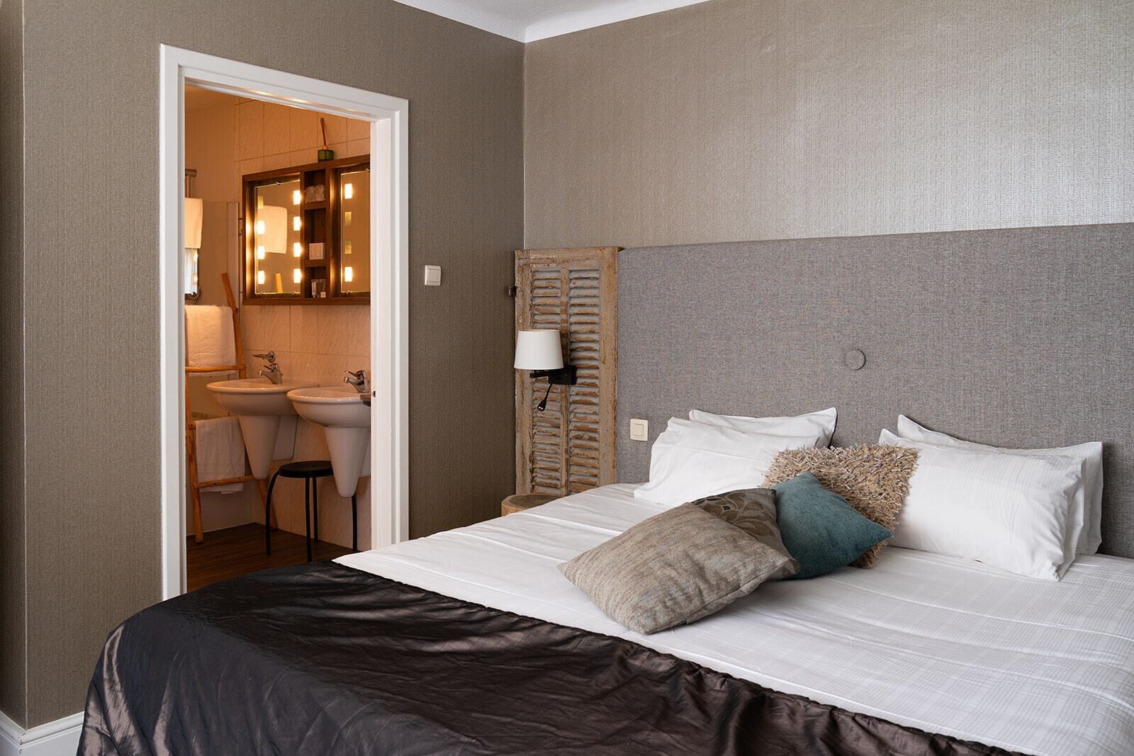 Junior suite | Pillowtop-bedden, een minibar met enkele gratis items