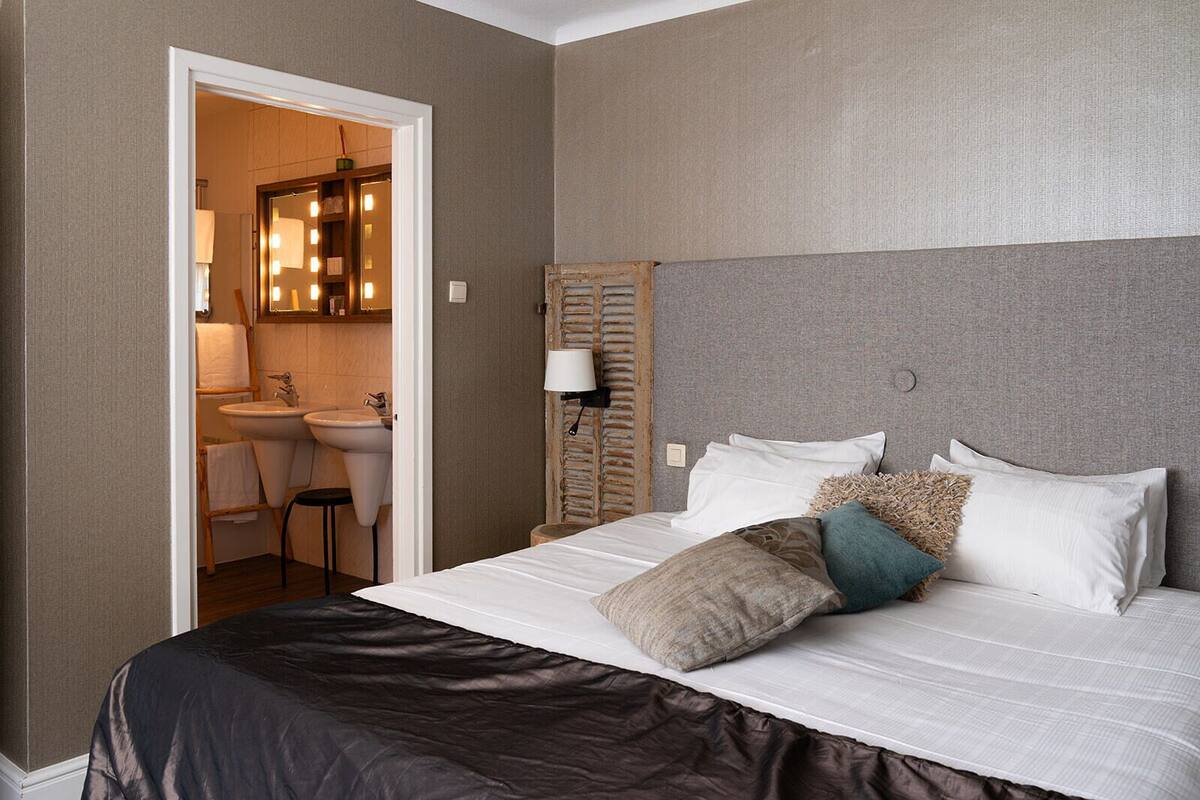 Junior Suite | Pillowtop beds, minibar (some free items), in-room safe, desk