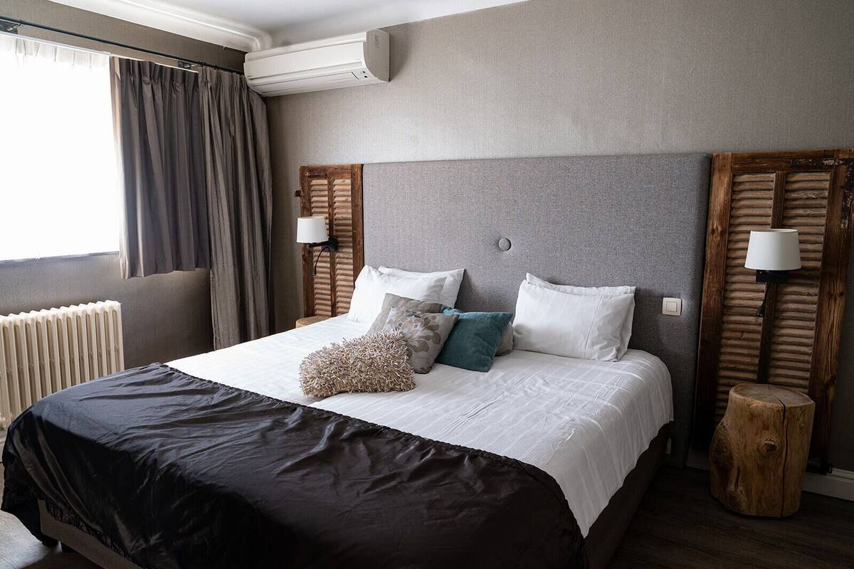 Classic Triple Room | Pillowtop beds, minibar (some free items), in-room safe, desk