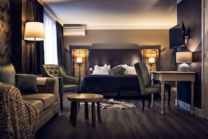 Deluxe Double Room | Pillowtop beds, in-room safe, desk, soundproofing - Hotel Mardaga (As)