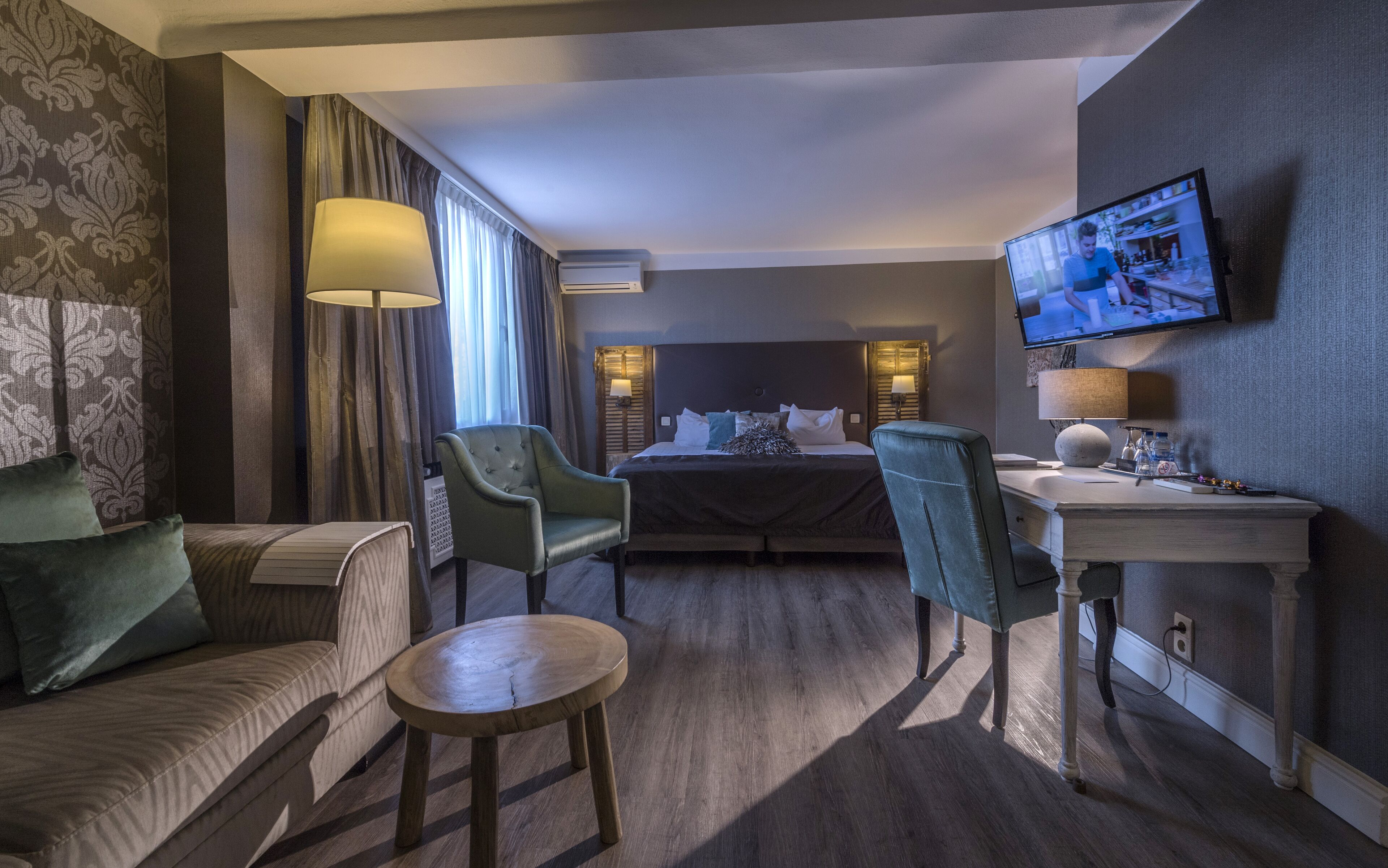 deluxe double room | 1 bedroom, pillow-top beds, in-room safe, desk