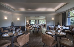 Tägliches Frühstücksbuffet (25.00 EUR pro Person)
