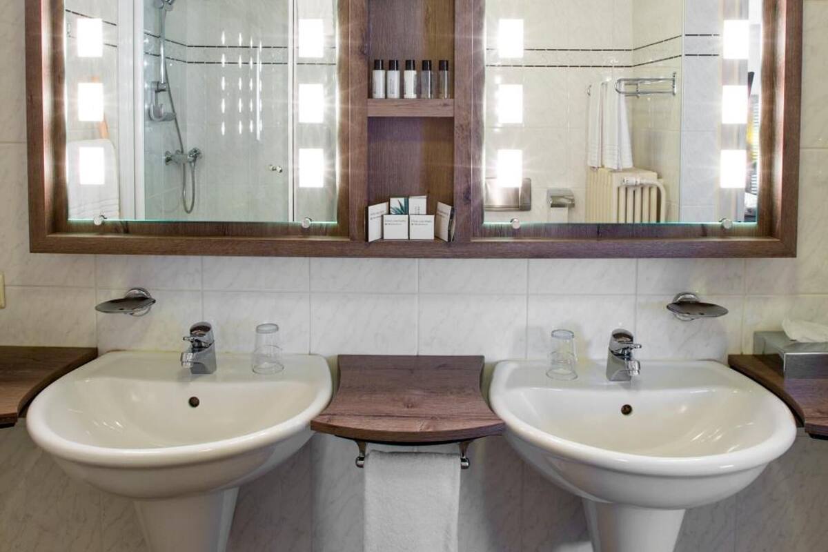 eco-friendly toiletries, hair dryer, towels