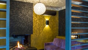 Una sala de estar moderna con chimenea, un sofá y una mesa de centro.