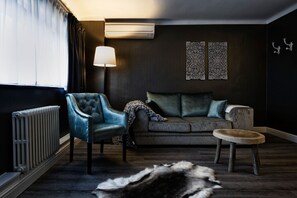 Suite – junior | Senger med overmadrass, safe på rommet, skrivebord og lydisolert