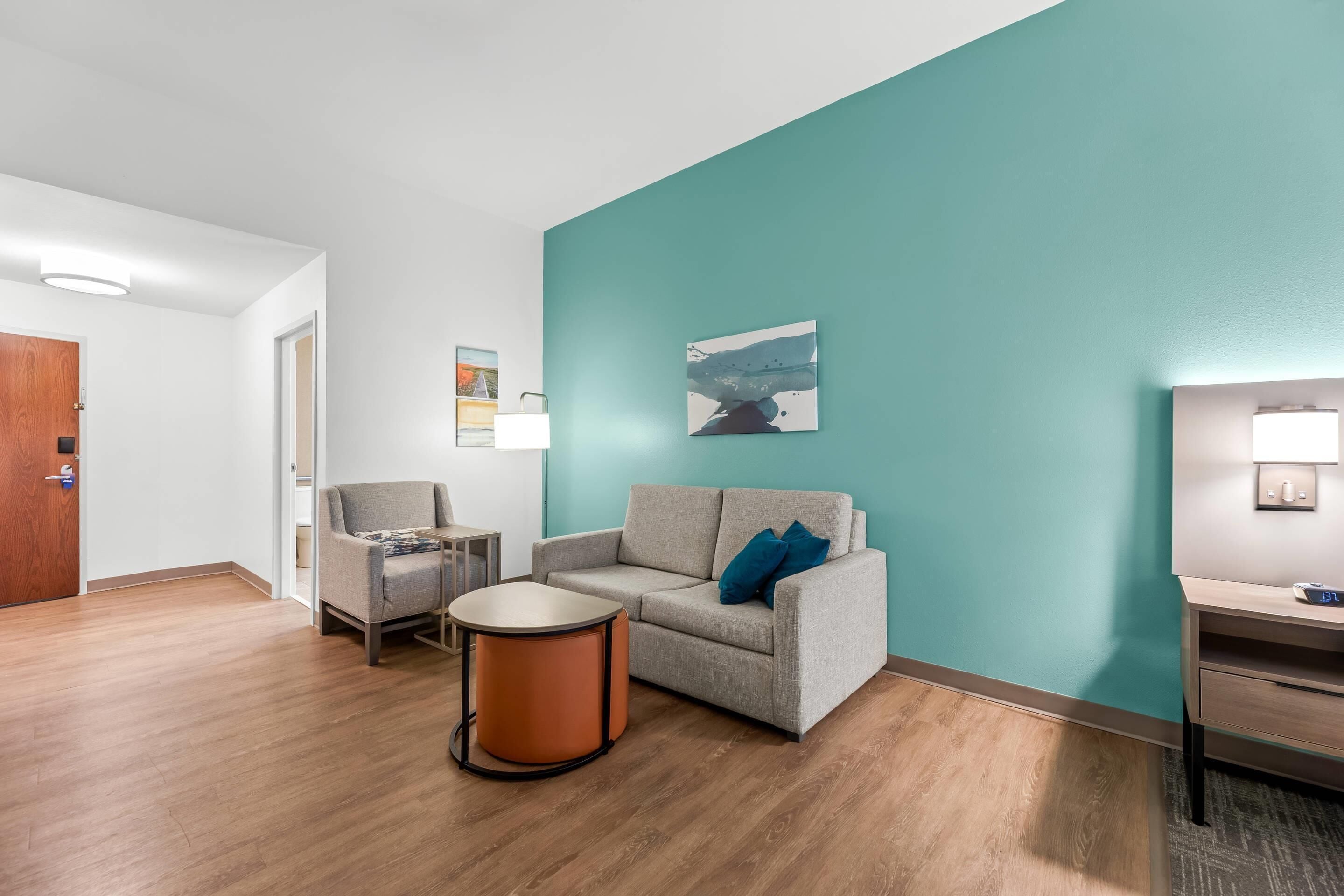 Suite, 1 cama King size y sofá cama, con acceso para personas discapacitadas, para no fumadores | Camas con pillow-top, escritorio y tabla de planchar con plancha 