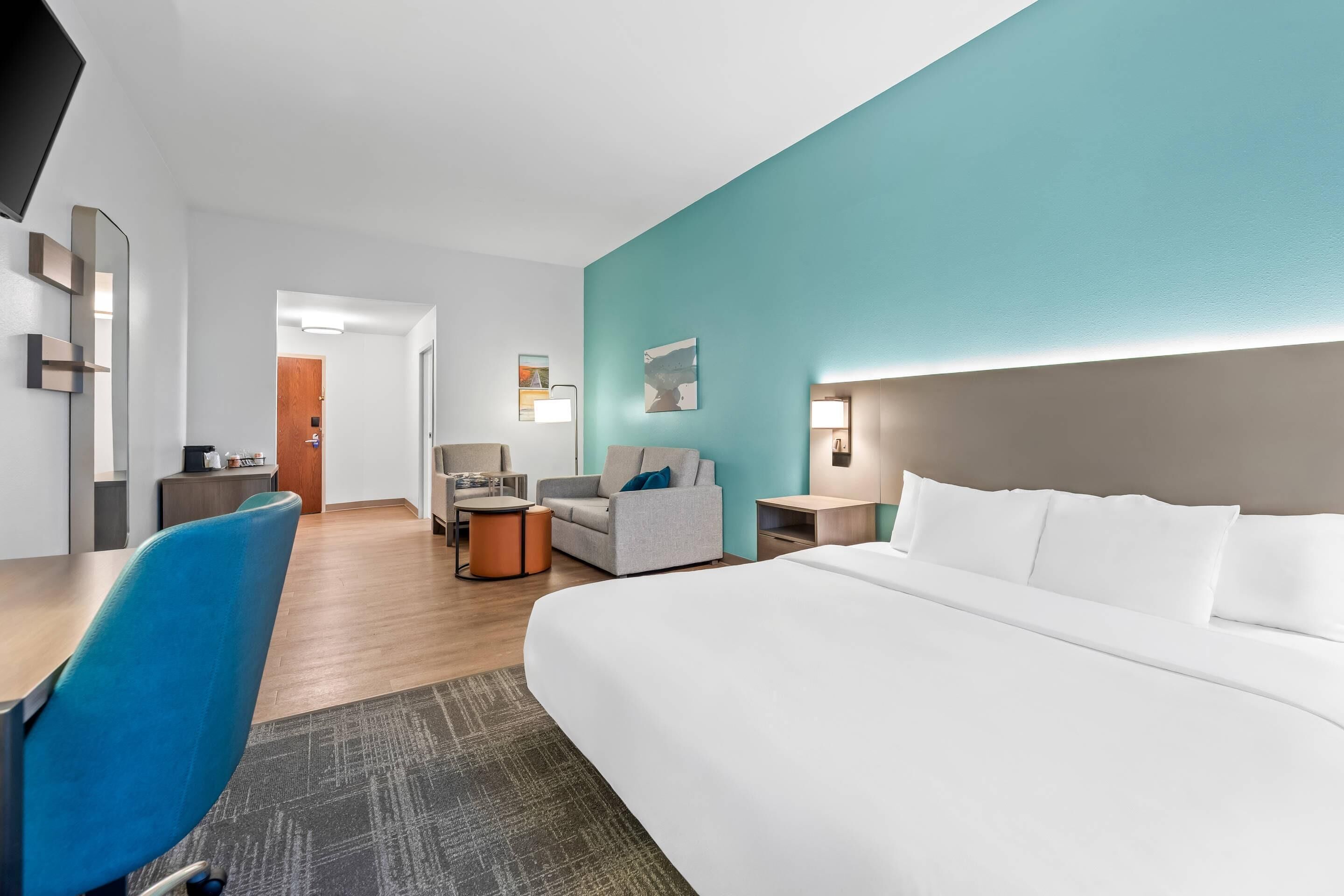 Surmatelas, bureau, fer et planche à repasser, lits bébé (gratuits)