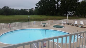 Piscine extérieure (ouverte en saison), chaises longues