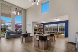 Free daily continental breakfast - Econo Lodge Branson Theater District (Branson)