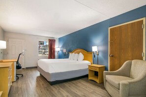 Desk, blackout curtains, iron/ironing board, free WiFi - Econo Lodge Branson Theater District (Branson)