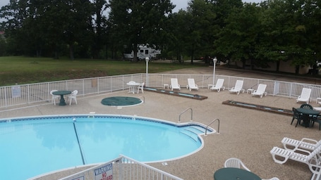 Seasonal outdoor pool, sun loungers. Econo Lodge Branson Theater District