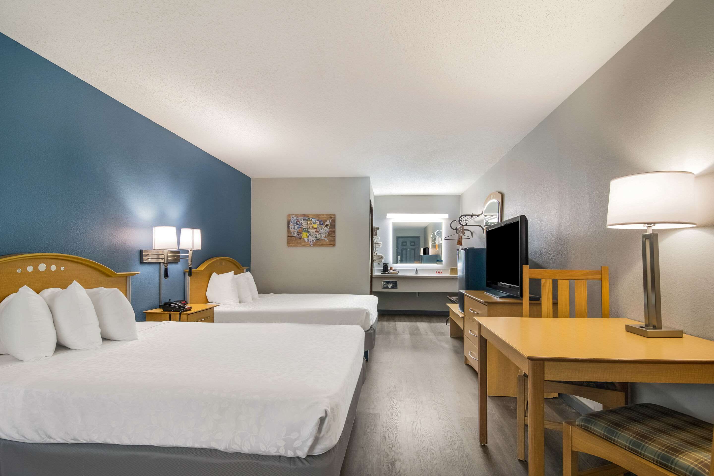 Escrivaninha, cortinas blackout, ferros/tábuas de passar roupa