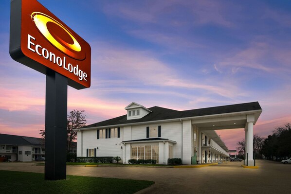 A motel with a large sign reading "EconoLodge" and a gas station attached to the building. - Econo Lodge Branson Theater District (Branson)