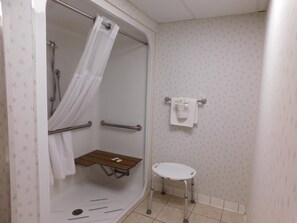 Combined shower/bathtub, deep-soaking bathtub, hair dryer, towels - Econo Lodge Branson Theater District (Branson)