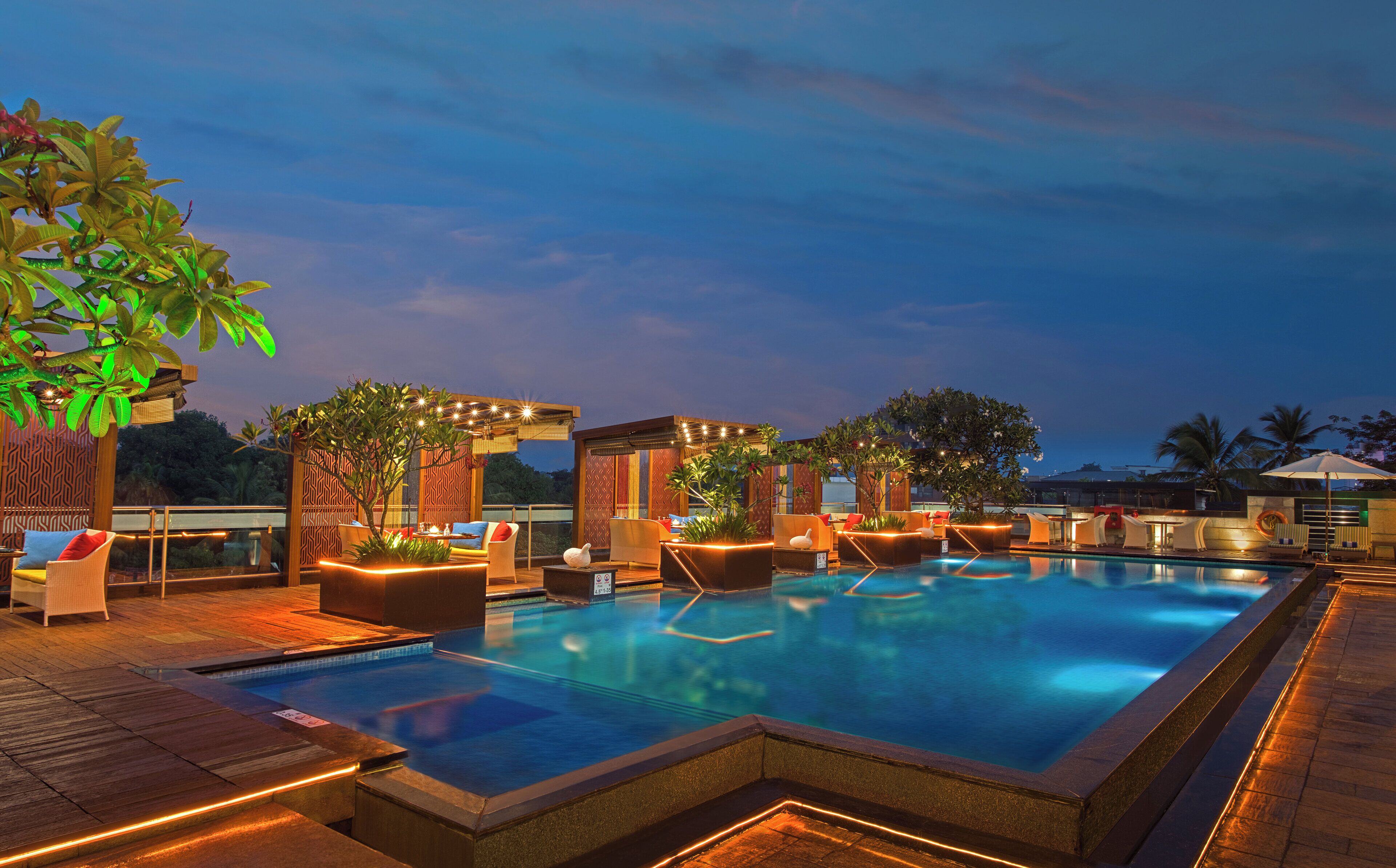 Een buitenzwembad en ligstoelen