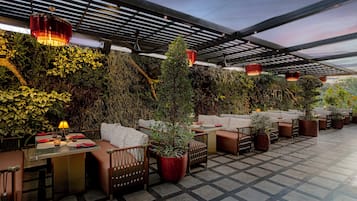 3 restaurants, breakfast, lunch, dinner served; international cuisine