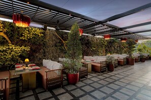 3 restaurants, breakfast, lunch, dinner served; international cuisine